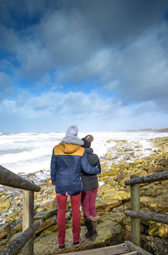 jeune couple admirant la temp&ecirc;te
