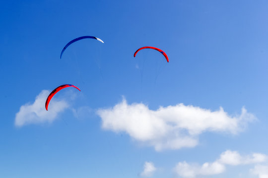  voiles de kite-surf sur fond de ciel bleu 