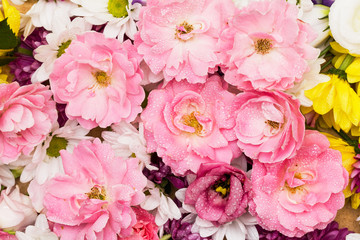 Schöne Blumen als Arrangement aus weissen und rosa Rosen und Chrysanthemen