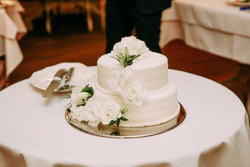 Obraz na płótnie Canvas celebratory cake white on a table with cutlery