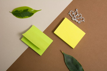 Green and yellow blocks of sticky paper on a delimited background.