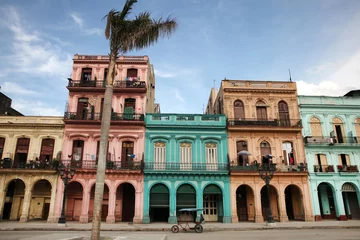  Kleurrijke gebouwen en historische koloniale architectuur op Paseo del Prado, Havana van de binnenstad, Cuba. © lisastrachan