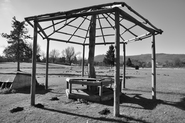 Gazebo su prato invernale di centro equestre con alberi e boschi sullo sfondo. Pratoni del Vivaro, Castelli Romani, Lazio, Italia. Bianco e nero