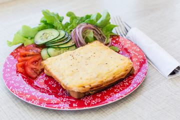 croque monsieur maison avec sa salade verte
