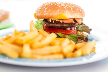 Pain au sésame et hamburger frite pour un repas gourmand