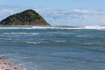 Fototapeta na wymiar 海岸に押しよせる白波と日南海岸野島