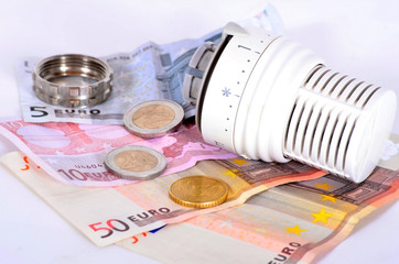 ein Heizungsregler auf Geldscheinen Energie Winter Wärme Kosten