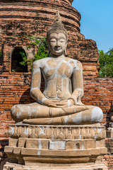 Buddha vor Tempelanlage