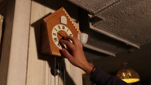 Cuckoo clocks, the man takes the clockwise 9 - 10 O'Clock