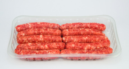 salchichas en bandeja con fondo blanco