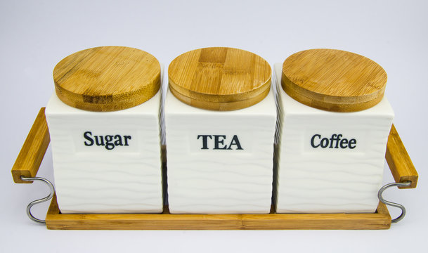 caf&eacute;, te, az&uacute;car en botes con fondo blanco