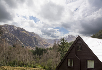 Fototapeta na wymiar Little house into the mountains