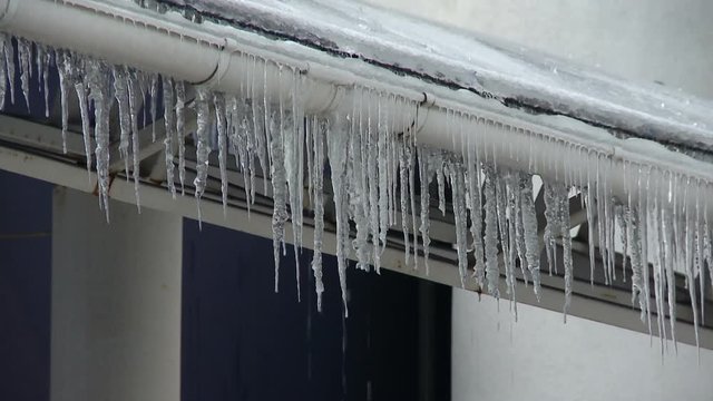 icicles on the roof hanging winter danger icicle
