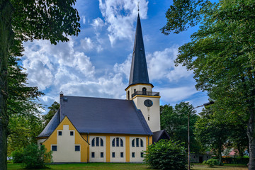 Fototapeta na wymiar Sakrlbau im Stil der Heimatschutzarchitektur: Evangelische Christuskirche in Groß Köris, Ansicht von Osten