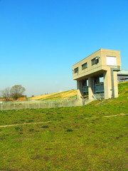Fototapeta premium 水門のある江戸川河川敷風景