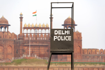 Obraz premium Delhi Police point in front of the Red Fort in New Delhi
