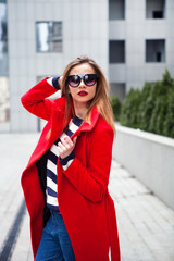 Close up fashion street stile portrait of pretty girl in fall casual outfit
