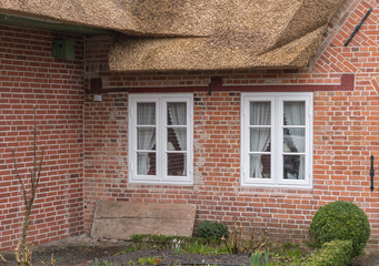 Fenster eines Hauses mit Reetdach