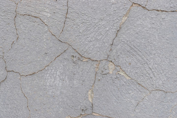 Obraz premium Old white concrete wall with cracks and chipped texture