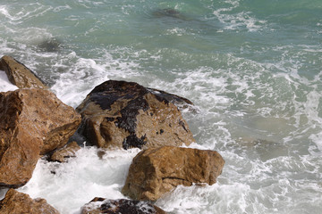Obraz premium Sea Waves Crashing on Rocks