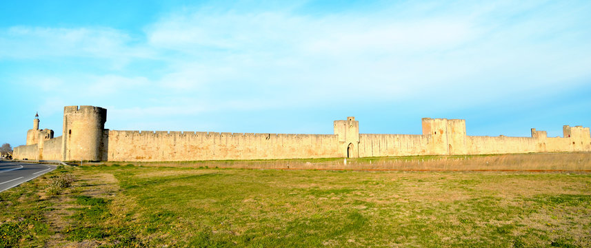 Cit&eacute; d'Aigues-Mortes. Ville m&eacute;di&eacute;vale proche de Montpellier et N&iuml;mes. France. - Aigues-Mortes french medieval city.