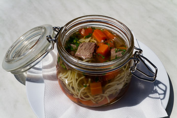 Suppe mit Nudeln mit Fleisch und Karotten im Topf als Nahaufnahme im Zoo von Schmiding