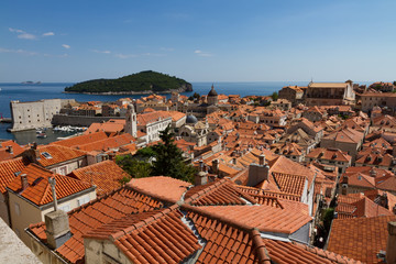 Dubrovnik Stadt mit Rundweg, Hafen, Dächer und Kreuzfahrt Schiffe am Meer strahlend blauen Himmel