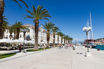 histroische Zweimaster und Dreimaster an Ufer Promenade von Trogir und strahlend blauen Himmel