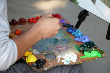 Artiste peintre avec palette de peinture et chevalet