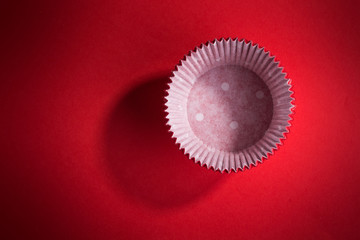 rote Backförmchen für Muffins aus Papier roter Hintergrund