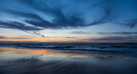 Obraz premium Golden light beach sunset reflection, Atlantic ocean on the west coast of Ireland
