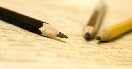 Obraz premium Calligraphy concept - web banner of pencils on handwritten letter