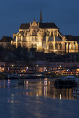 Fototapeta na wymiar Eglise Saint-Germain et l'Yonne à Auxerre de nuit