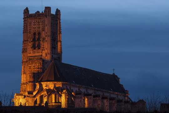Eglise Saint-Pierre à Auxerre de nuit
