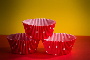 drei rote Backförmchen gestapelt zu einer Pyramide für Muffins aus Papier