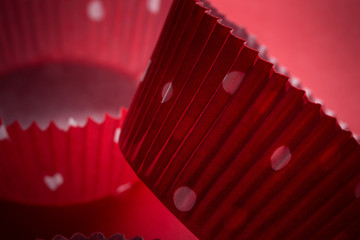 rote Backförmchen für Muffins aus Papier roter Hintergrund