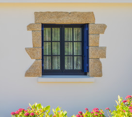 Modernes Kunststofffenster aus PVC in blau - Modern PVC window in blue