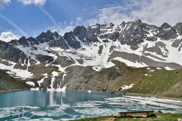 Le lac Saint-Anne partiellement gelée en juin