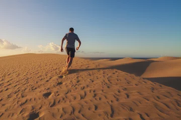 Schilderijen op glas Man loopt op zandduinen in Maspalomas. © cegli