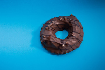 Nuss Nougatring Schokolade blauer Hintergrund