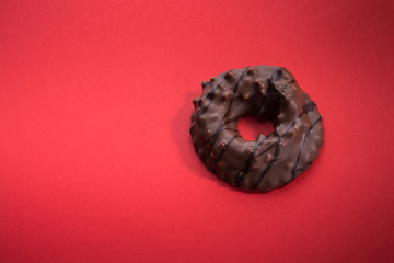 Nuss Nougatring Schokolade roter Hintergrund