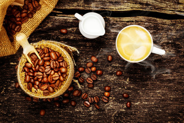 Espresso, Milchkännchen und frisch geröstete Kaffeebohnen