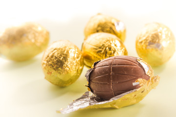Schokoladeneier in gelb gold Ostereier Folie
