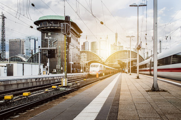 Züge verlassen den Frankfurter Bahnhof 