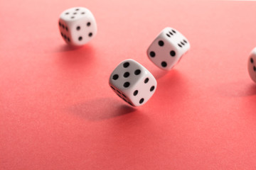 Würfel in der Luft, Würfeln gewürfelt vor roten Hintergrund