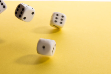 Auslosung der Gewinner Würfel schweben gelber Hintergrund