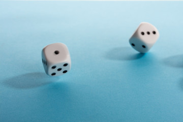 Gewinnspiel Würfel vor blauen Hintergrund