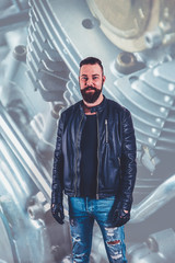 Portrait von einem bärtigen Biker