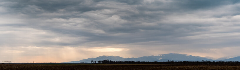 Les Vosges du sud vues depuis la plaine d'Alsace
