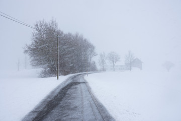 Schneesturm auf Landstraße in Bayern